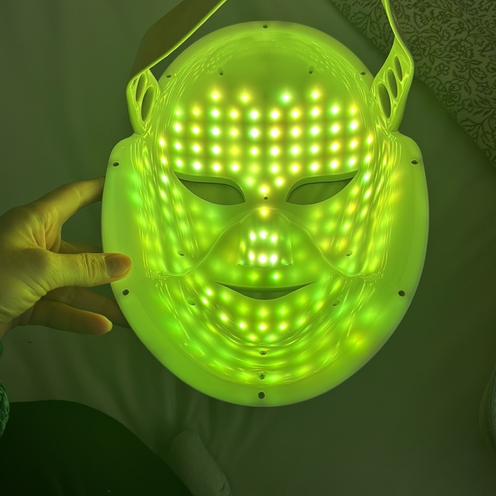 Cleopatra Gold LED Face Mask with Accessories - Picture 7 of 10